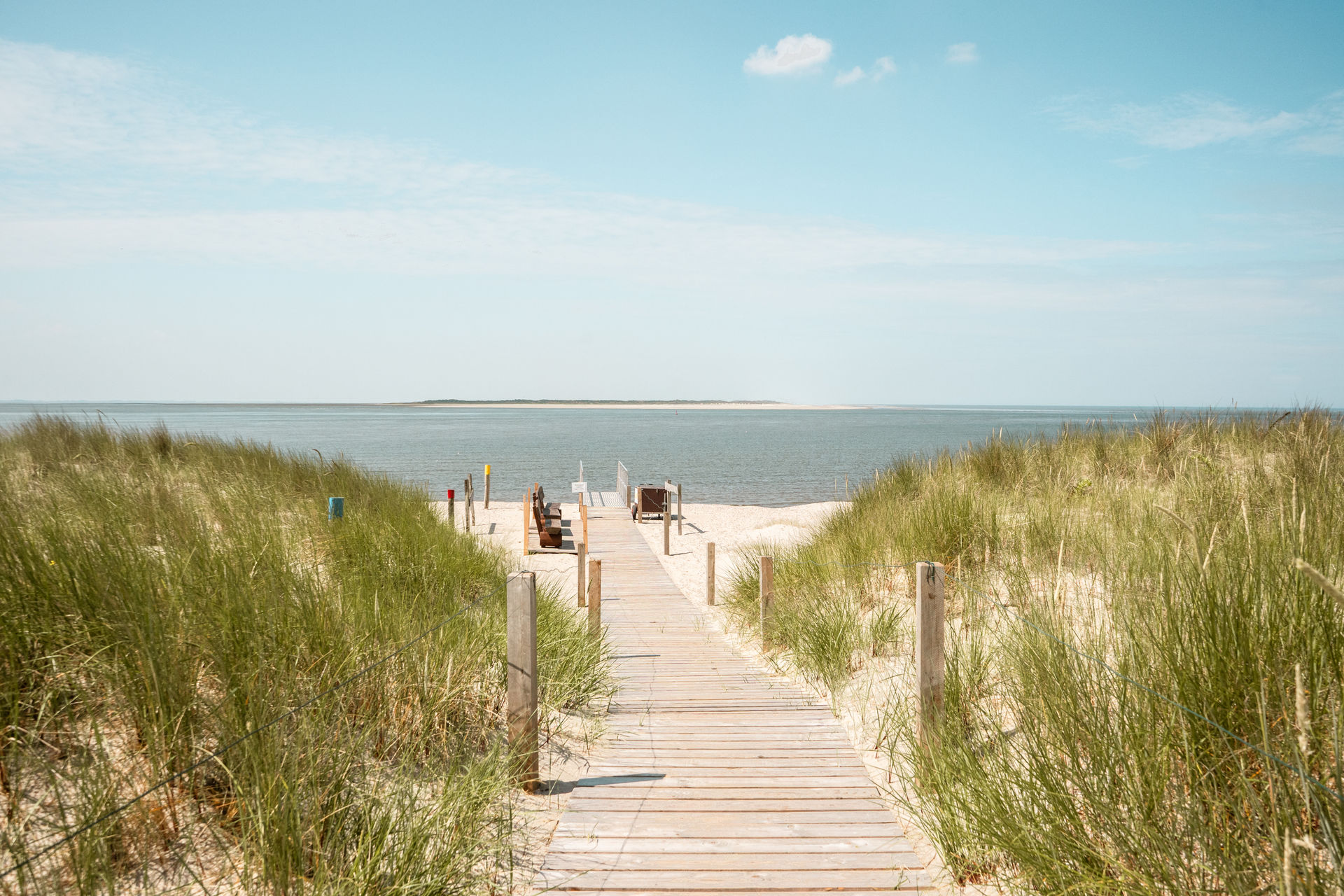 Strandzugang vom Zeltplatz auf Spiekeroog im Querformat.