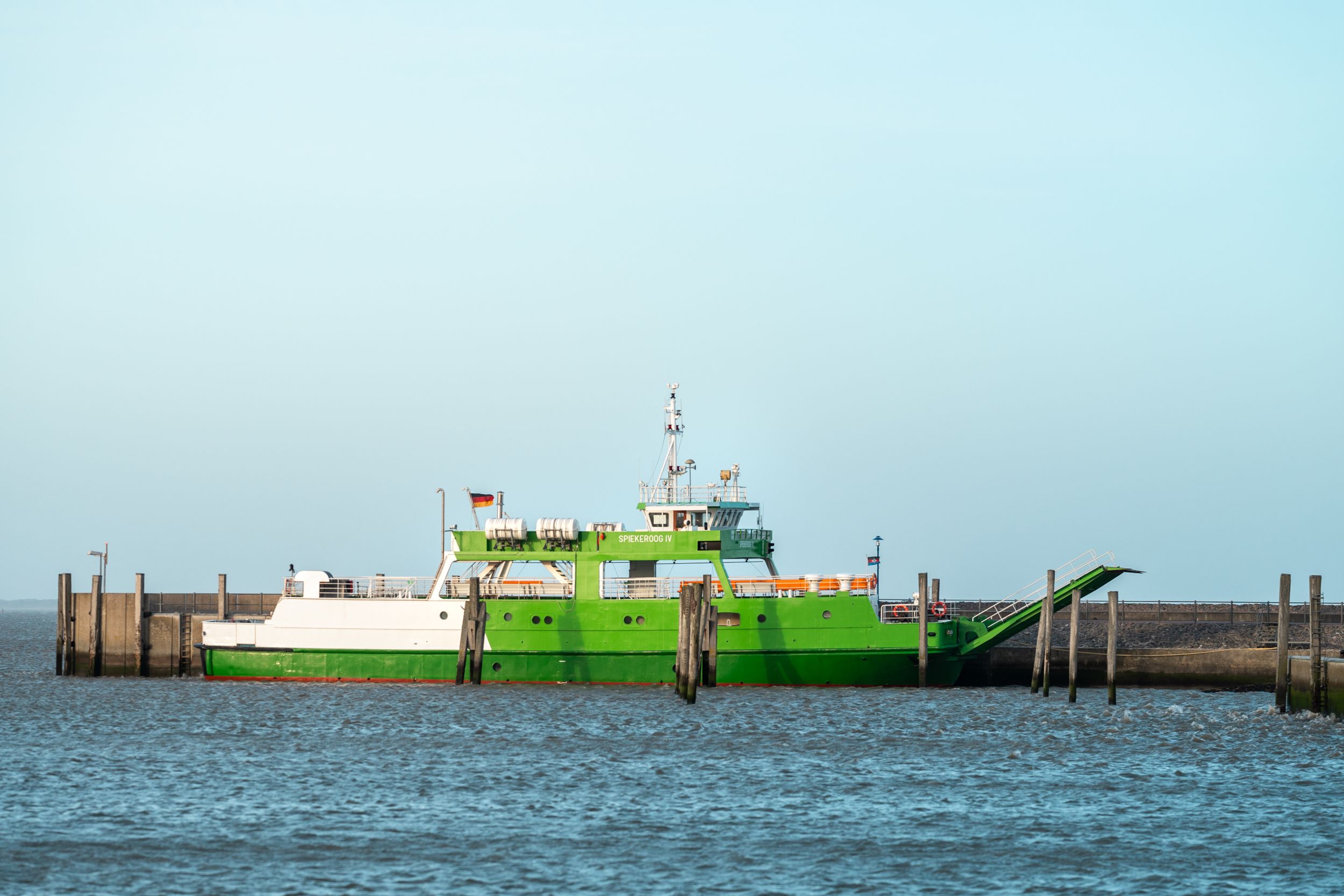 Das Schiff Spiekeroog 4 liegt im Hafen von Neuharlingersiel.