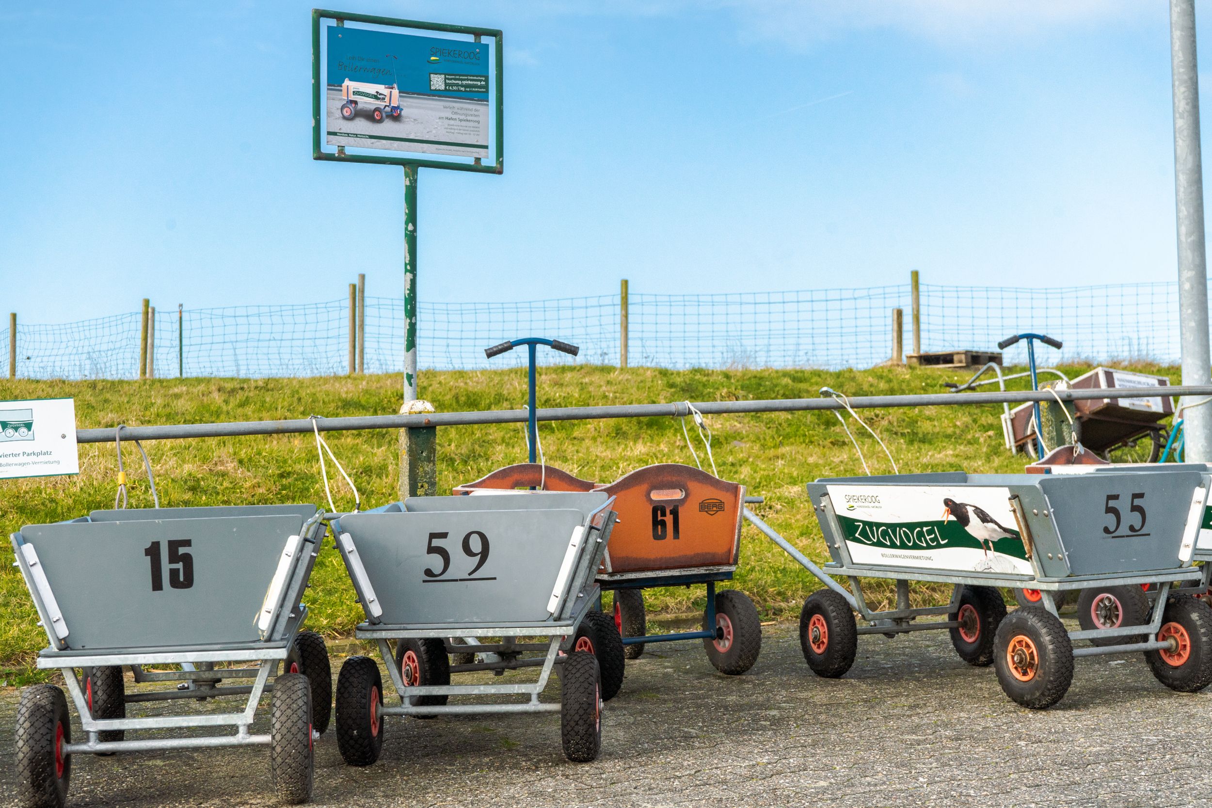 Bollerwagen am Hafen Spiekeroog