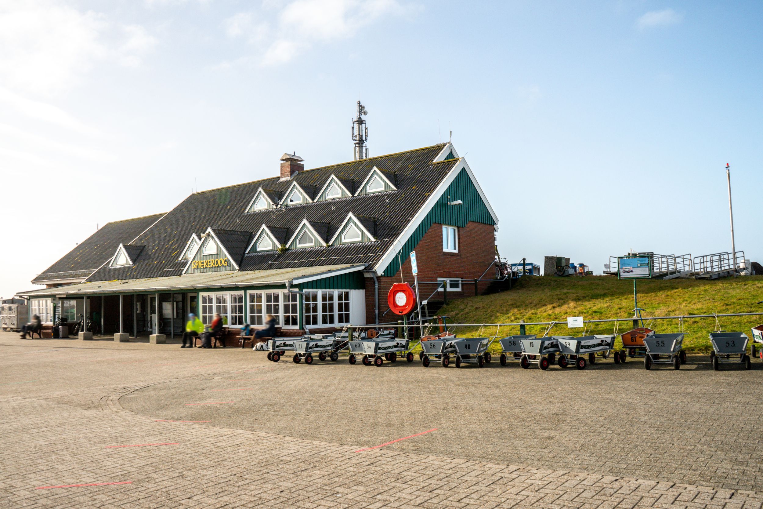 Das Bild zeigt das Hafengebäude auf Spiekeroog.