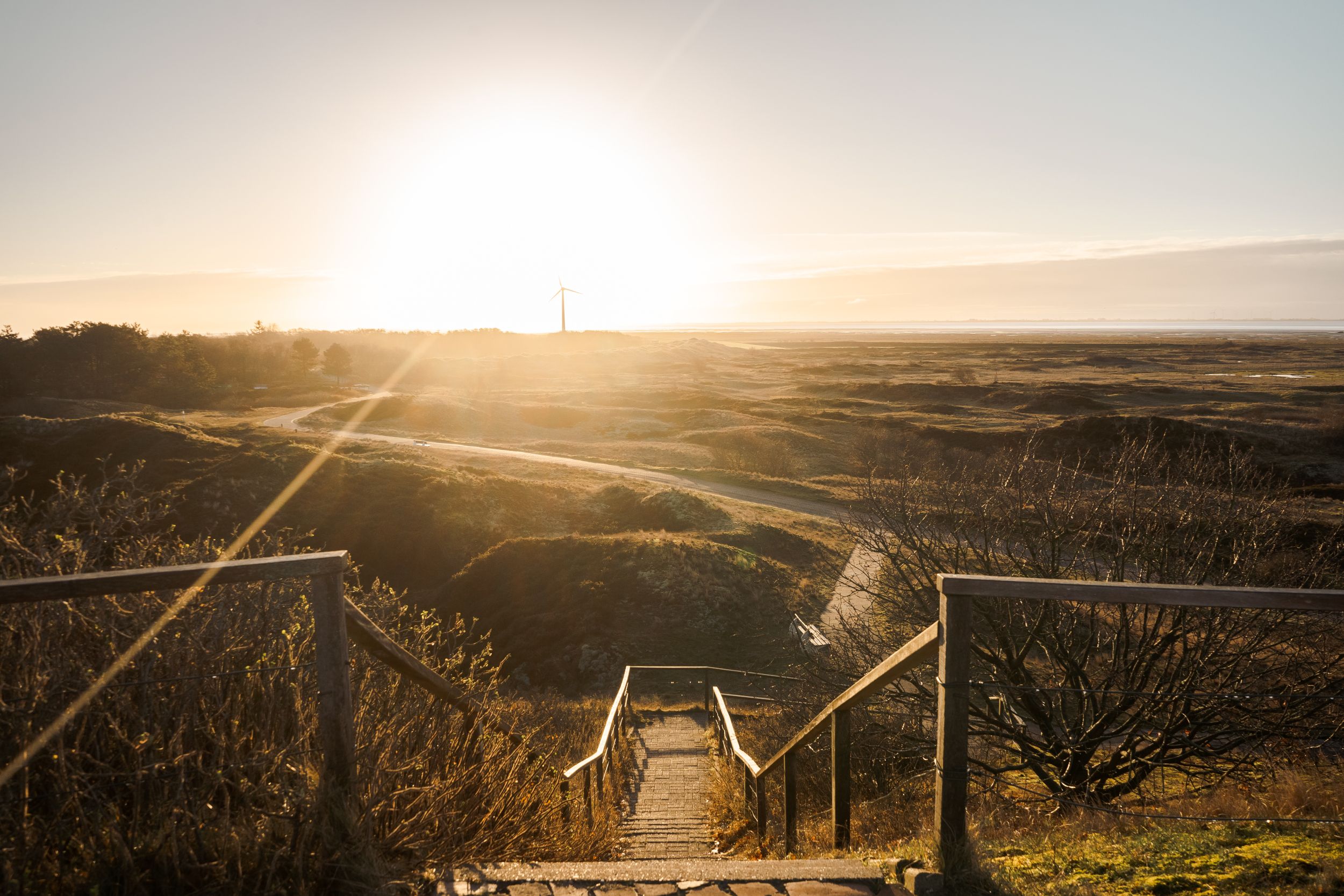 Blick aus den Dünen Richtung Osten gegen die Sonne