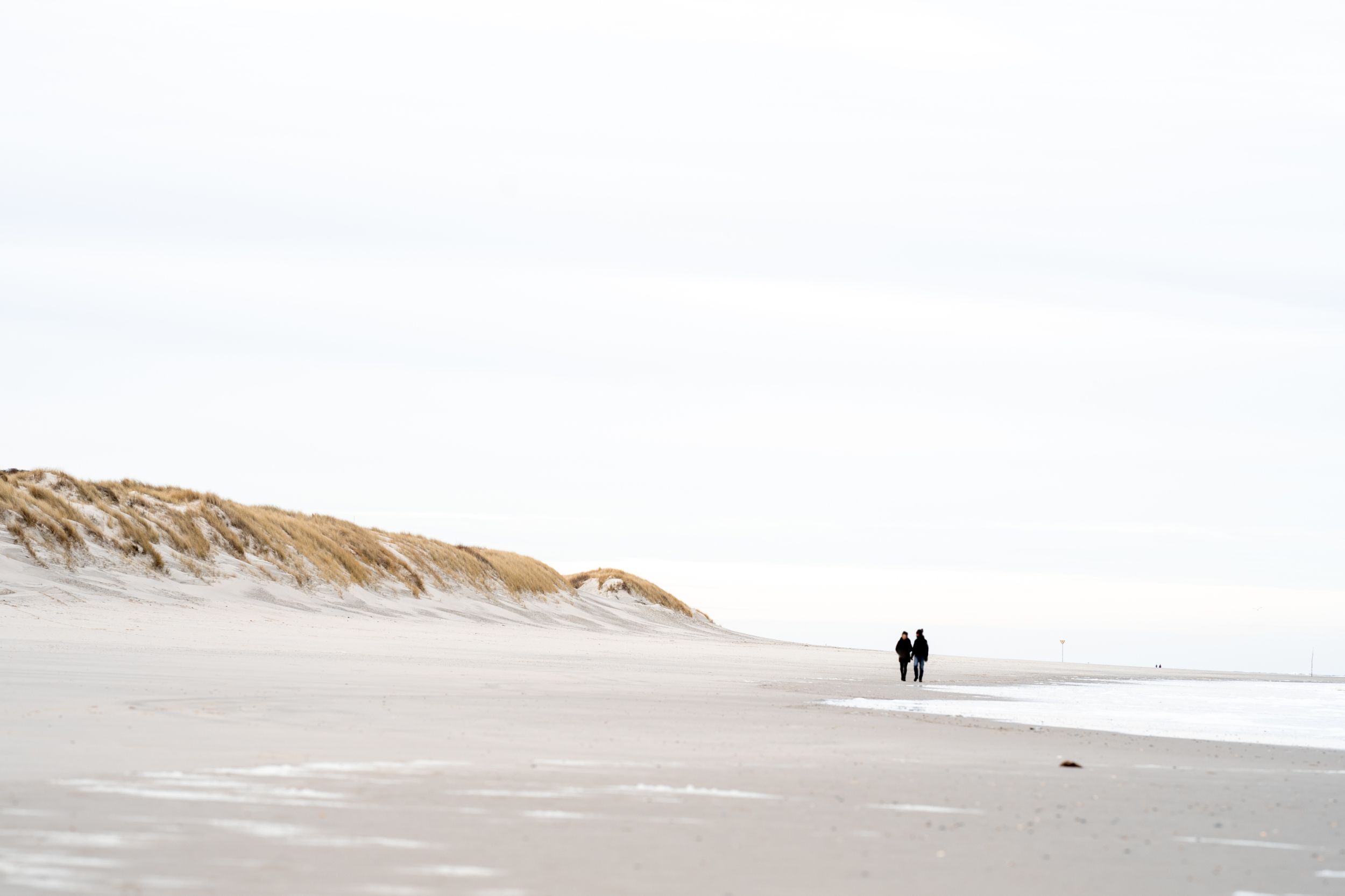 Spaziergänger am Spiekerooger Strand im Winter