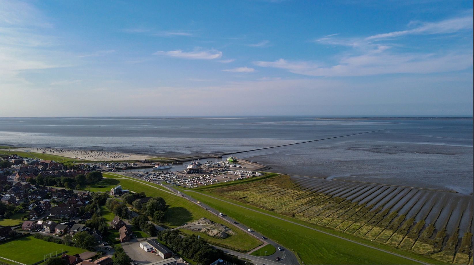 Die Luftansicht von Neuharlingersiel bietet einen guten Überblick über den Hafen Neuharlingersiel und den Fähranleger.